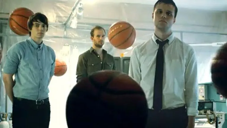 Kadrs no dziesmas "Bigger Than Us" video