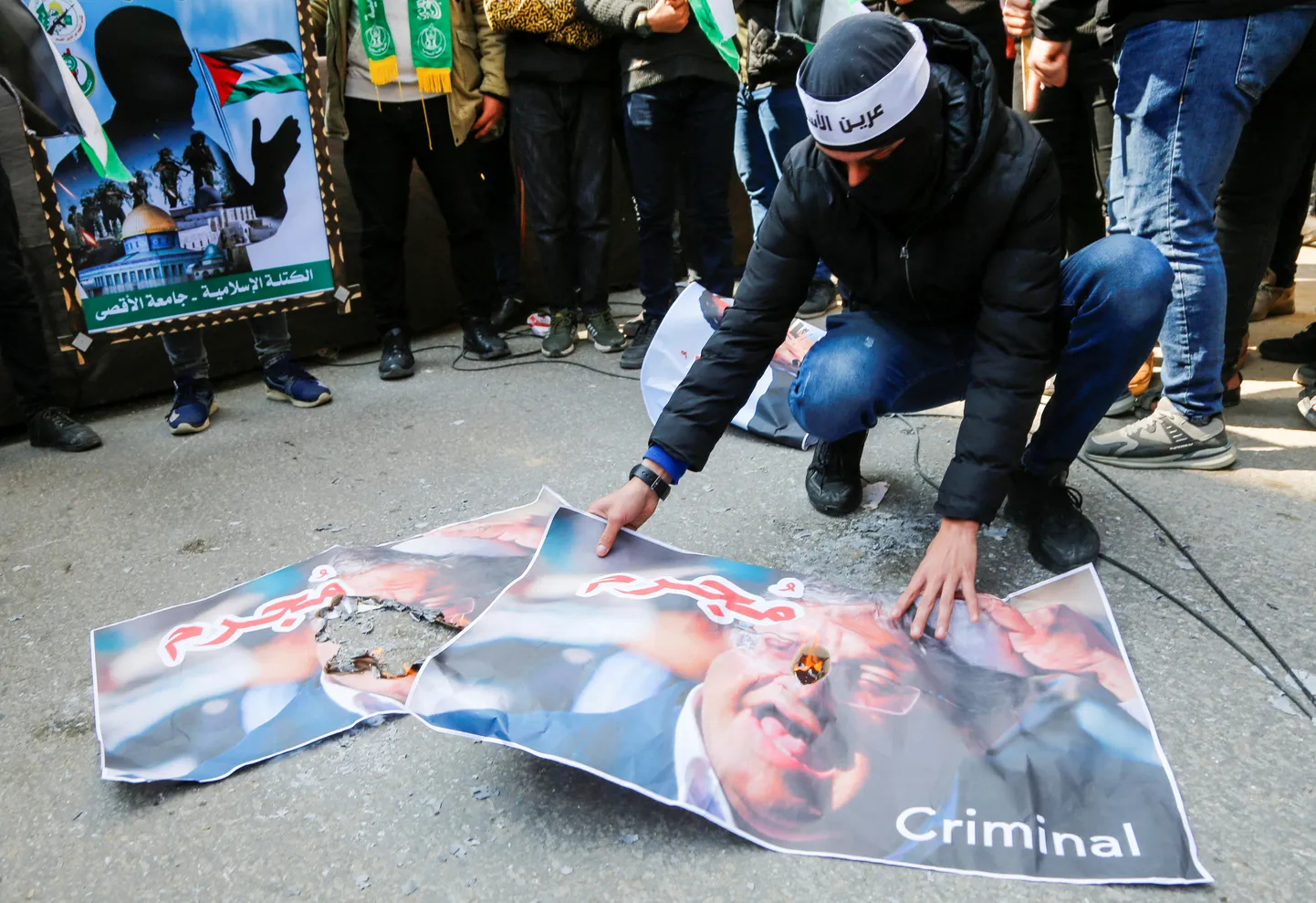 Palestiinlane põletab Iisraeli riikliku julgeoleku ministri, paremäärmusliku Itamar Ben-Gviri näopildiga plakatit Gaza linnas 26. veebruaril, mil leidis aset massimeeleavaldus Aqaba kohtumise vastu, millest võtsid osa nii Iisraeli kui Palestiina Omavalitsuse esindajad.