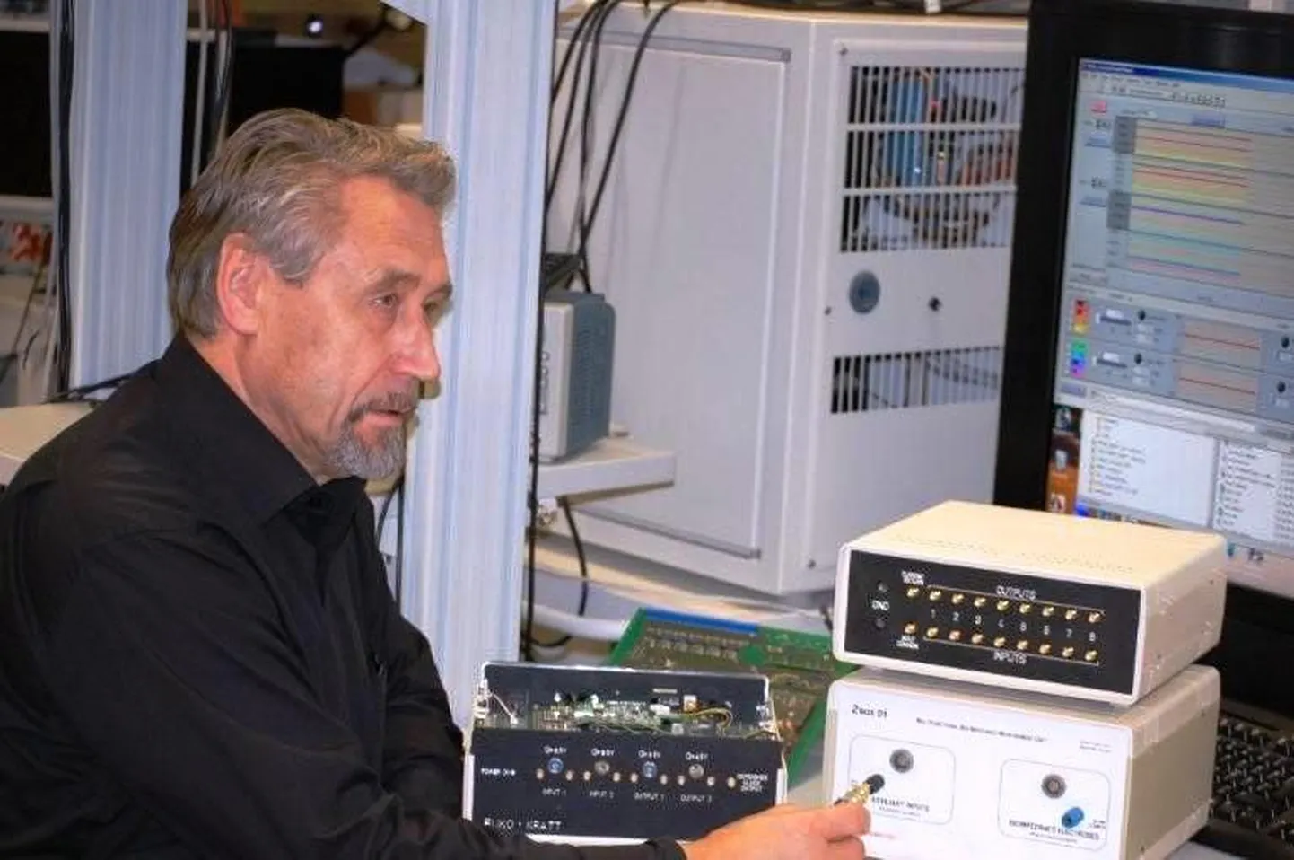 Üks leiutise autoreid TTÜ elektroonikainstituudi professor Mart Min koos uudse meetodi rakendamiseks ehitatud ja katsetatud aparaadiga.