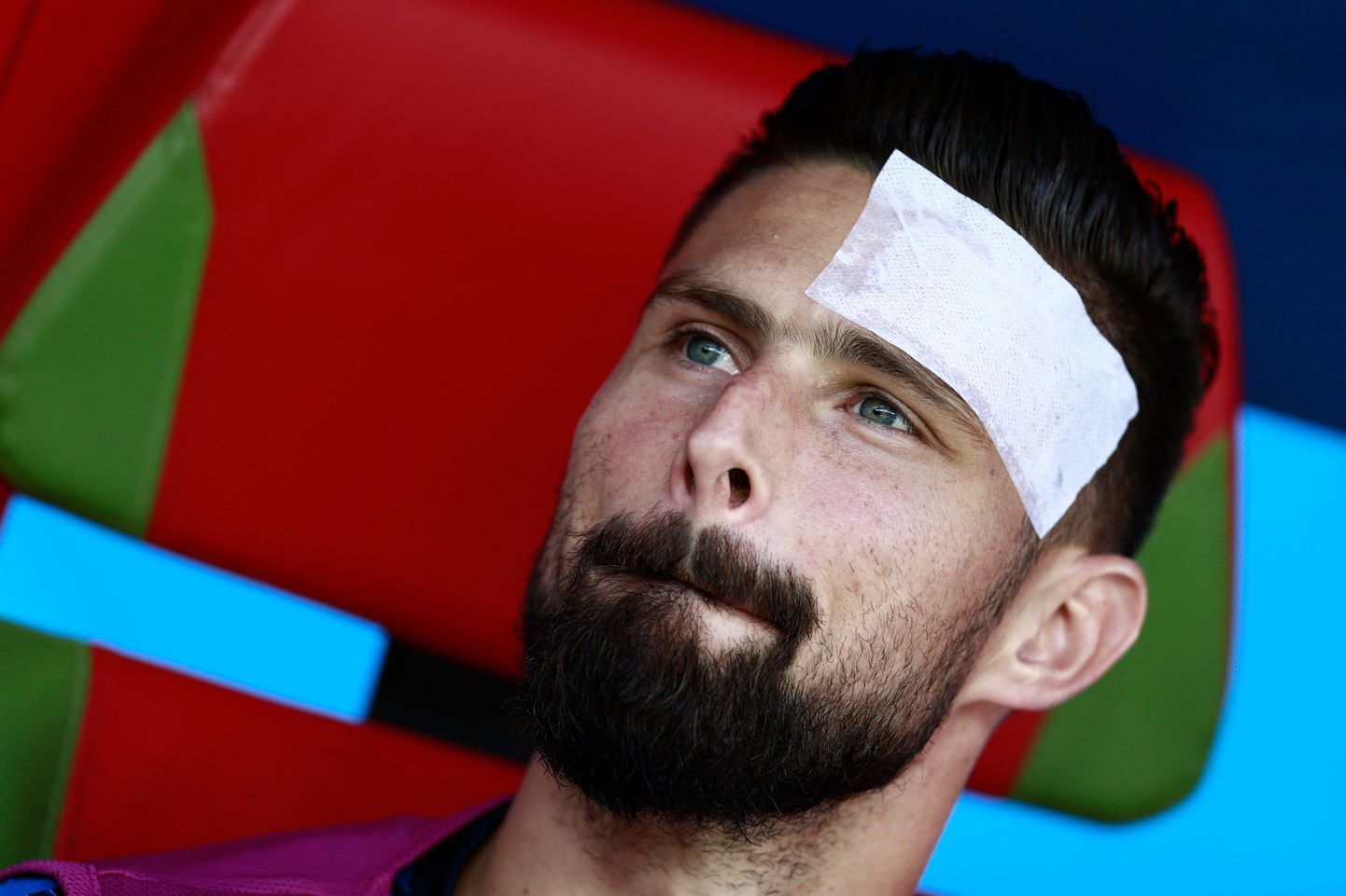 France's forward Olivier Giroud looks on from the bench during the Russia 2018 World Cup Group C football match between France and Australia at the Kazan Arena in Kazan on June 16, 2018. / AFP PHOTO / BENJAMIN CREMEL / RESTRICTED TO EDITORIAL USE - NO MOBILE PUSH ALERTS/DOWNLOADS
