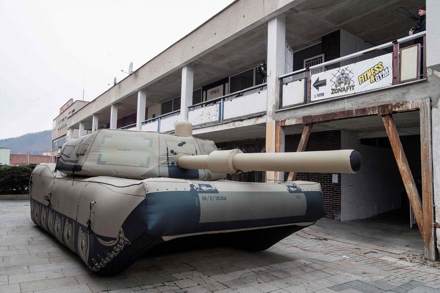 Čehijas uzņēmuma "Inflatech" radītais piepūšamais māneklis, kas veidots amerikāņu "Abrams" tanka formā