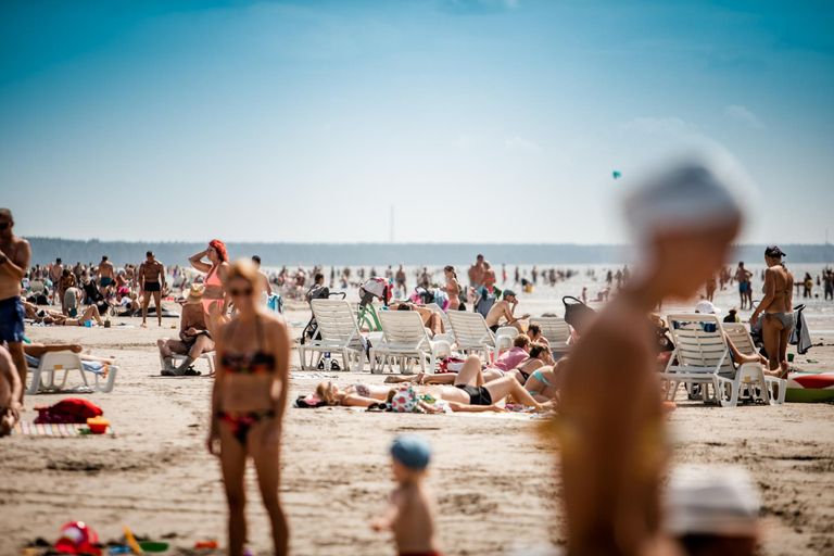 Прошлым летом пляжи Эстонии были переполнены. 