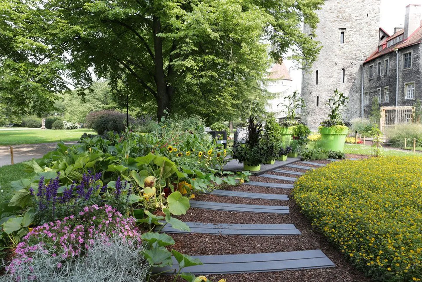 Городской сад, изобилующий цветами — веселая композиция фирмы Schetelig.