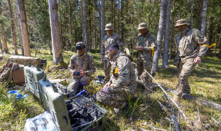 Eesti ja Ukraina üksuste ühine drooniõppus «Siilil». Ukrainlased on praegu selles valdkonnas maailmatasemel ja neilt on palju õppida.