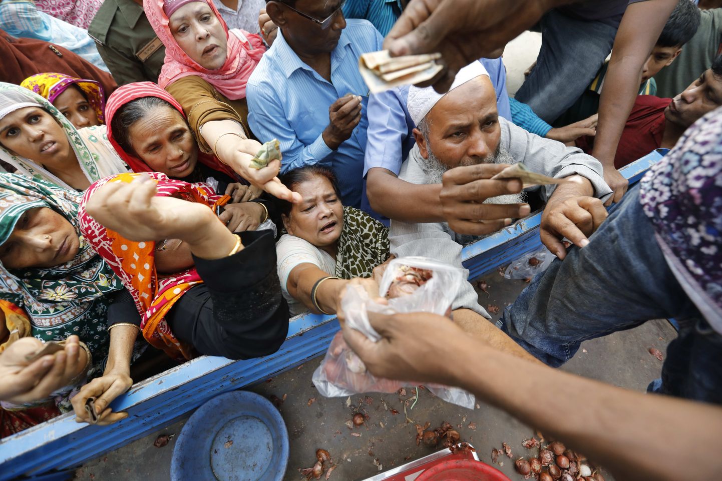 Inimesed trügimas Bangladeshi pealinnas Dhakas, et osta valitsuse subsideeritud sibulat.