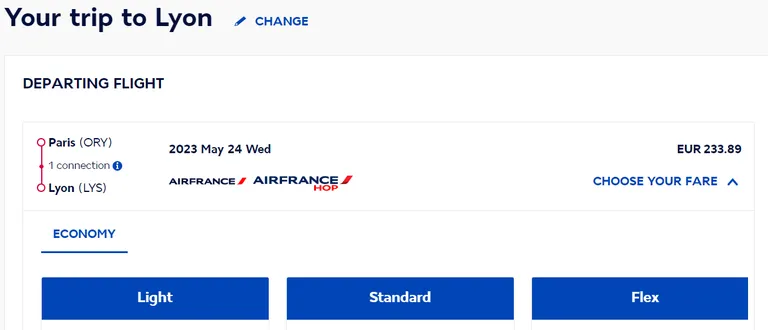 Air France pakub lende Orlyst Lyoni ümberistumisega Nantesis, kuid broneeringumootorite andmetel saab otselendude linnapaaride vahel reisida ka näiteks ümberistumistega Genfis, Manchesteris, Lissabonis ja koguni Tunises