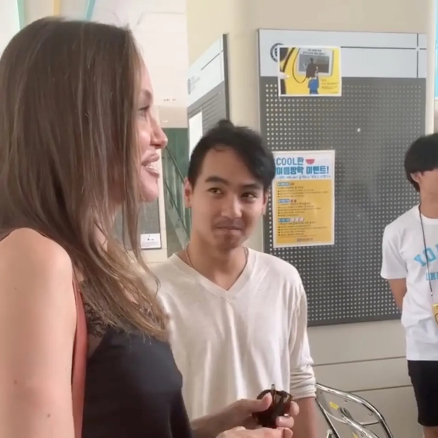 Angelina Jolie  ja ta poeg Maddox Lõuna-Korea Yonsei ülikoolis