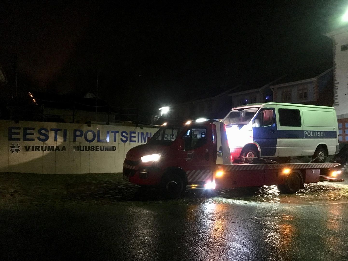 Автобус музея полиции отправился в путешествие под покровом ночи.