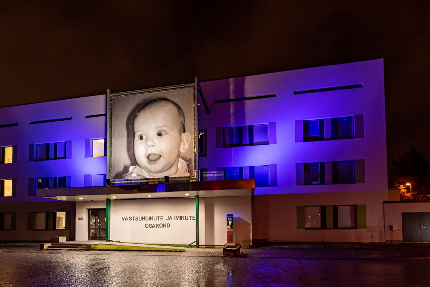 Lastehaigla hoone on enneaegsete laste päeva puhul valgustatud enneaegsete sünni tunnusvärvi, sirelilillaga.