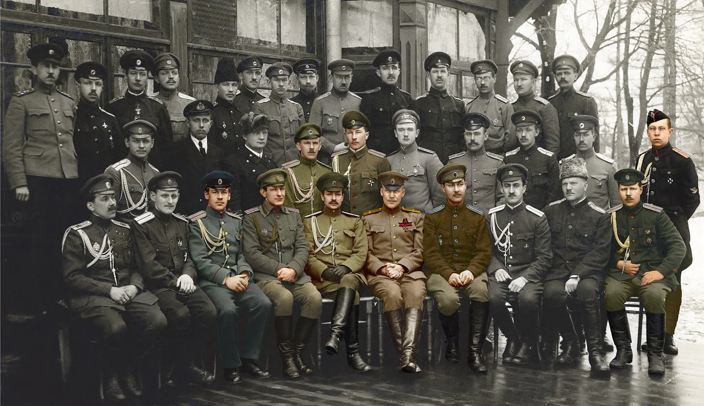 Eesti sõjavägede staabi ohvitserid 1918. aasta kevadel. Tsaariarmee vormile on lisatud sinimustvalgeid eraldusmärke. Pildil esiimeses reas kolmas Konrad Rotchild, neljas Nikolai Reek, viies Andres Larka, kuues Aleksander Tõnisson. Fototöötlus Olavi Grünberg.