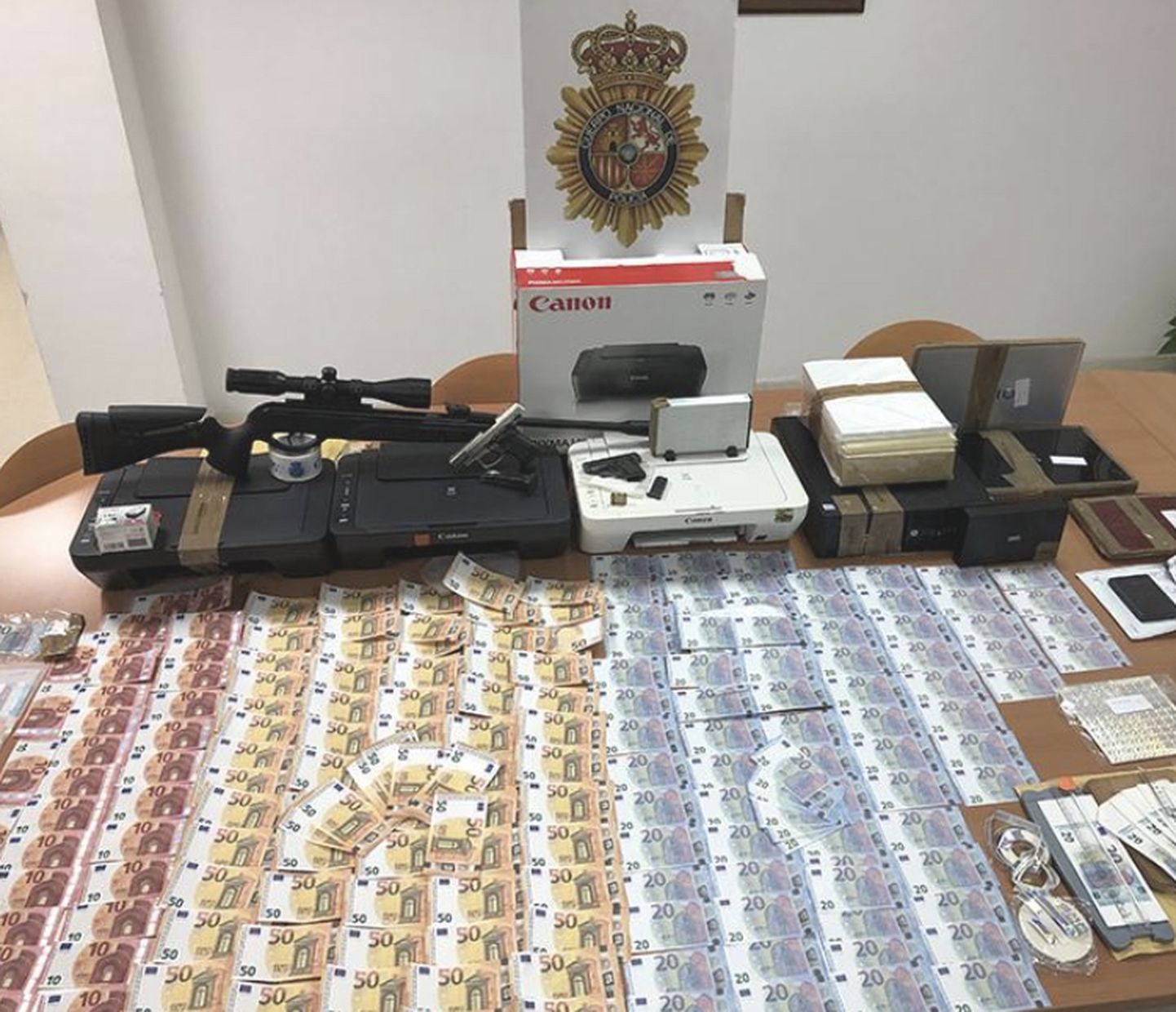Hispaania politsei avastas rahatrükikoja, kus toodeti 10-, 20- ja 50-euroseid võltskupüüre.