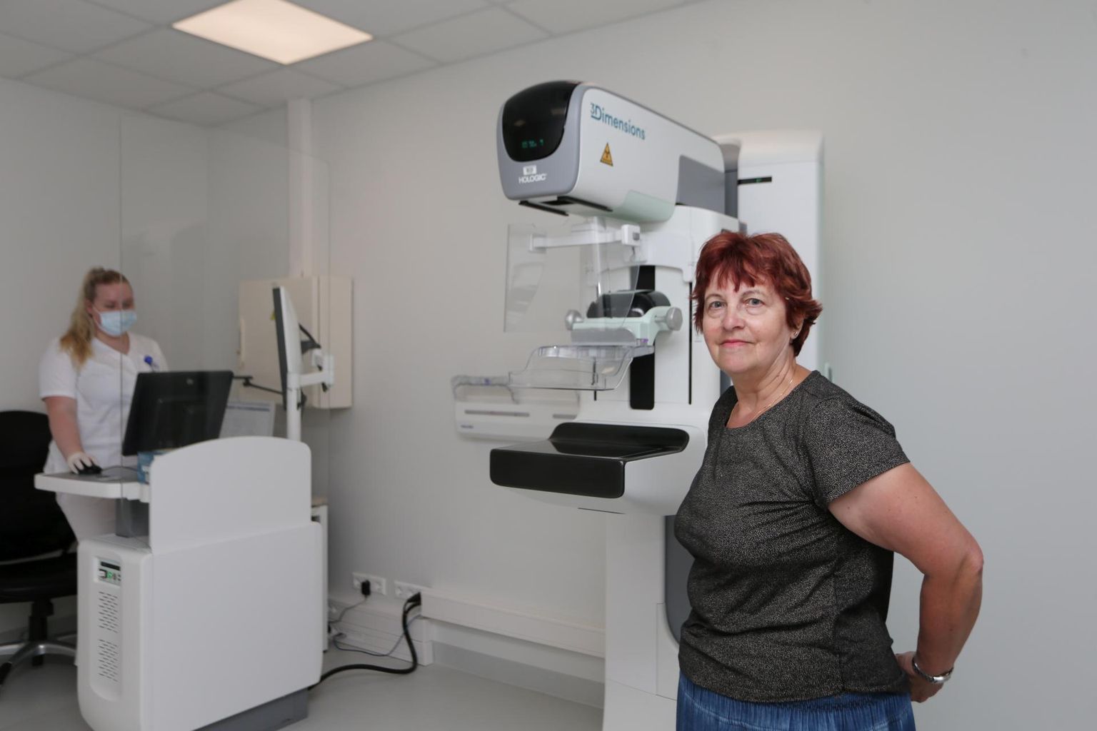 Niina Karu pole vahele jätnud ühtegi rinnavähi sõeluuringut ja ka mõni päev tagasi käis ta kesklinnas Tartu ülikooli kliinikumi kabinetis, kus radioloogiatehnik Simone Senkevit tegi muu hulgas ka mammograafiauuringut.