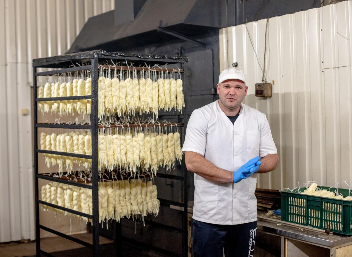 Jegor Arutjunjan valmistab ainsana Eestis suitsutatud juustupatse.