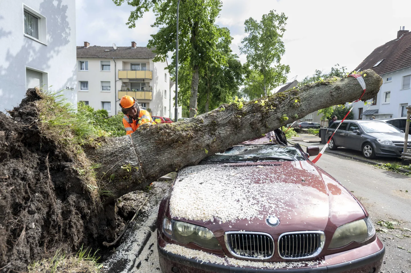 Paderborni linna ametnikud ütlesid, et tornaado rebis katuseid ja keerutas prahti ringi mitmete kilomeetrite ulatuses.