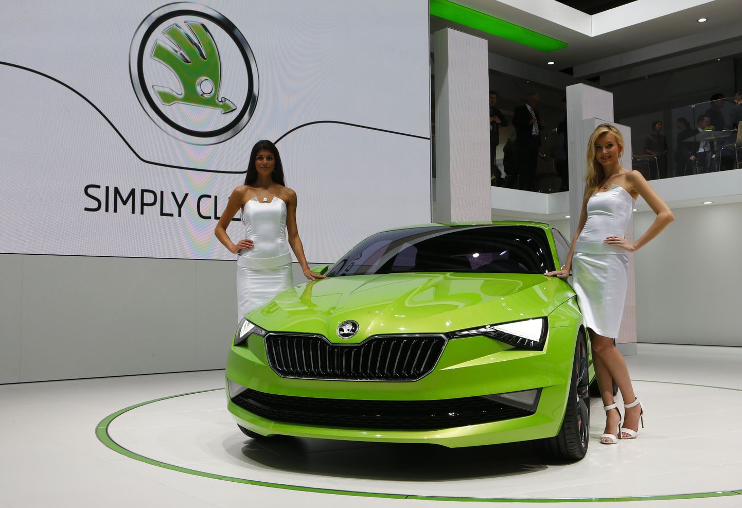 Models pose with Skoda Vision C concept car during the media day ahead of the 84th Geneva Motor Show at the Palexpo Arena in Geneva March 4, 2014. The Geneva Motor Show will run from March 6 to 16.           REUTERS/Arnd Wiegmann (SWITZERLAND  - Tags: TRANSPORT BUSINESS)