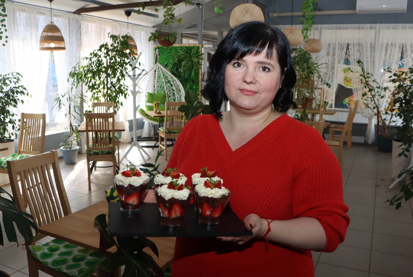 Оксана Угринчук хоть и сделала ставку на круассаны, но ими не ограничивается - постоянно придумывает новые десерты и блюда.