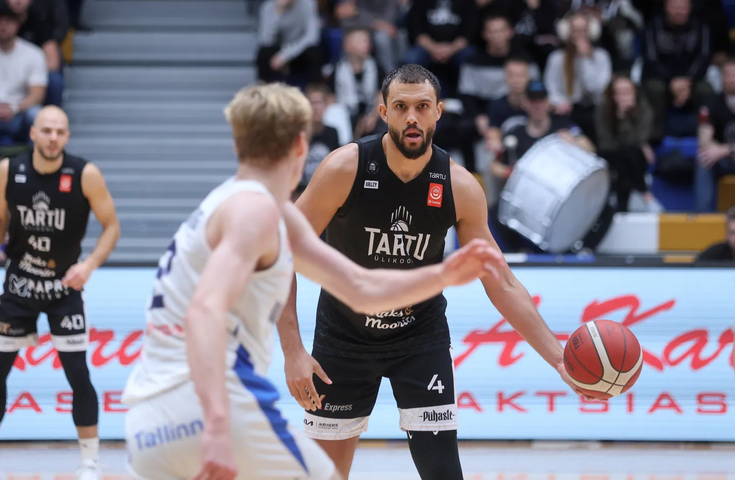 Jalen Henry (palliga) lõhkus soojendusel korvilaua.