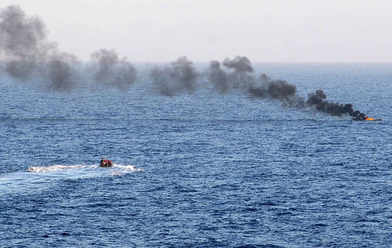 USS Ashlandi meremehed päästsid põlevast paadist piraadid