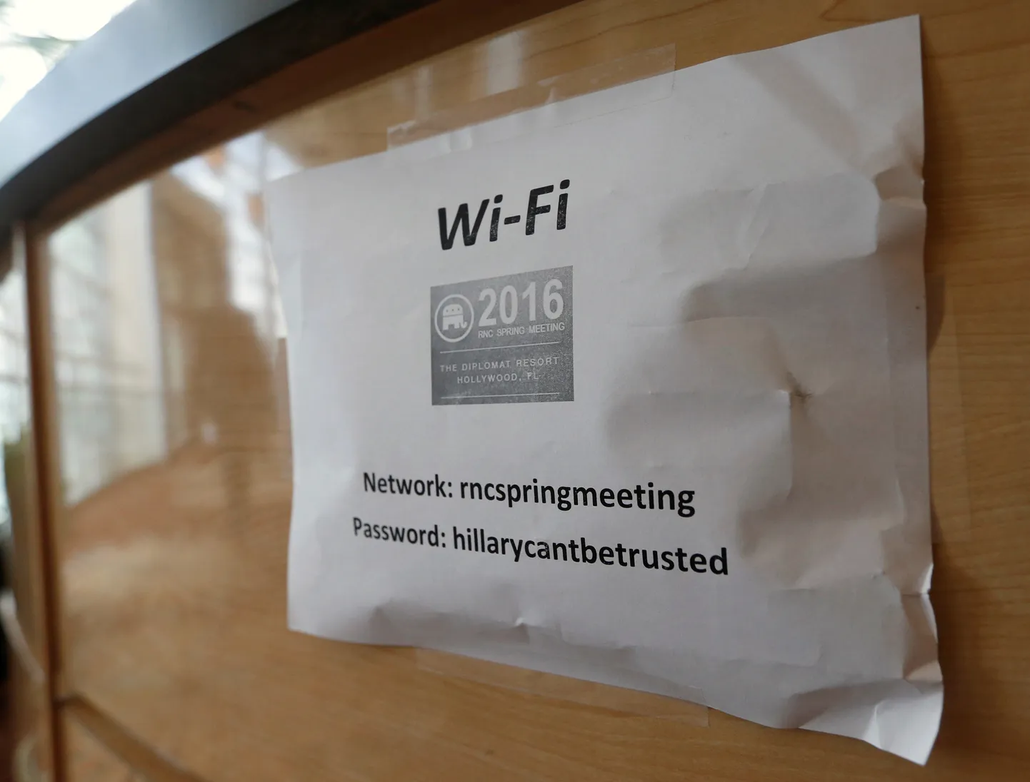 Seinale kleebitud wifi parool ja nimi.