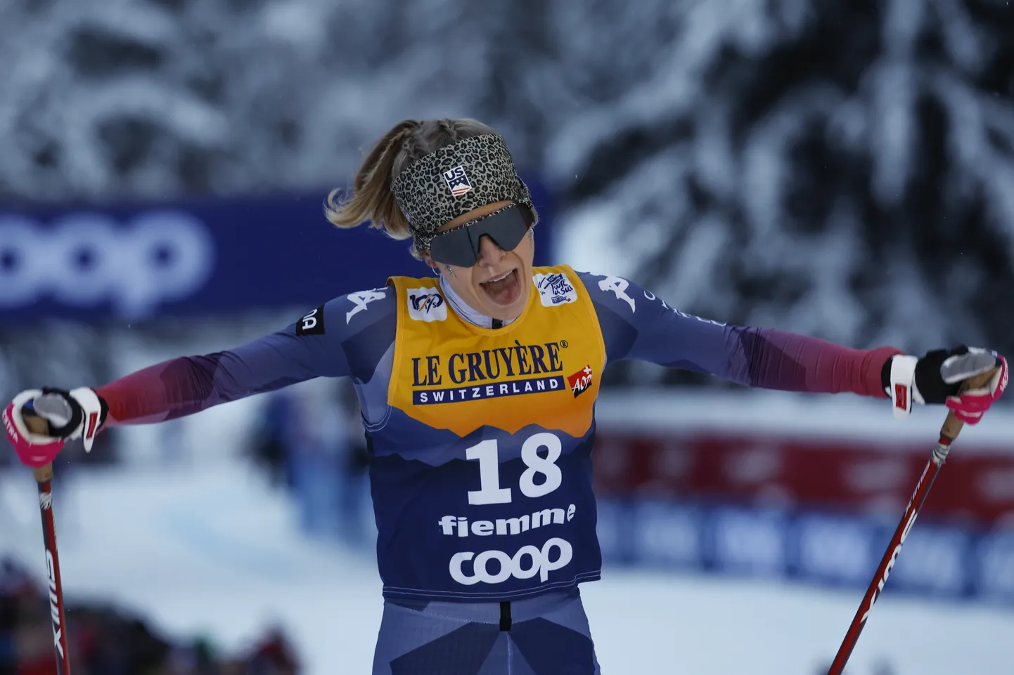 Sophia Laukli Tour de Ski lõputõusu finišis.