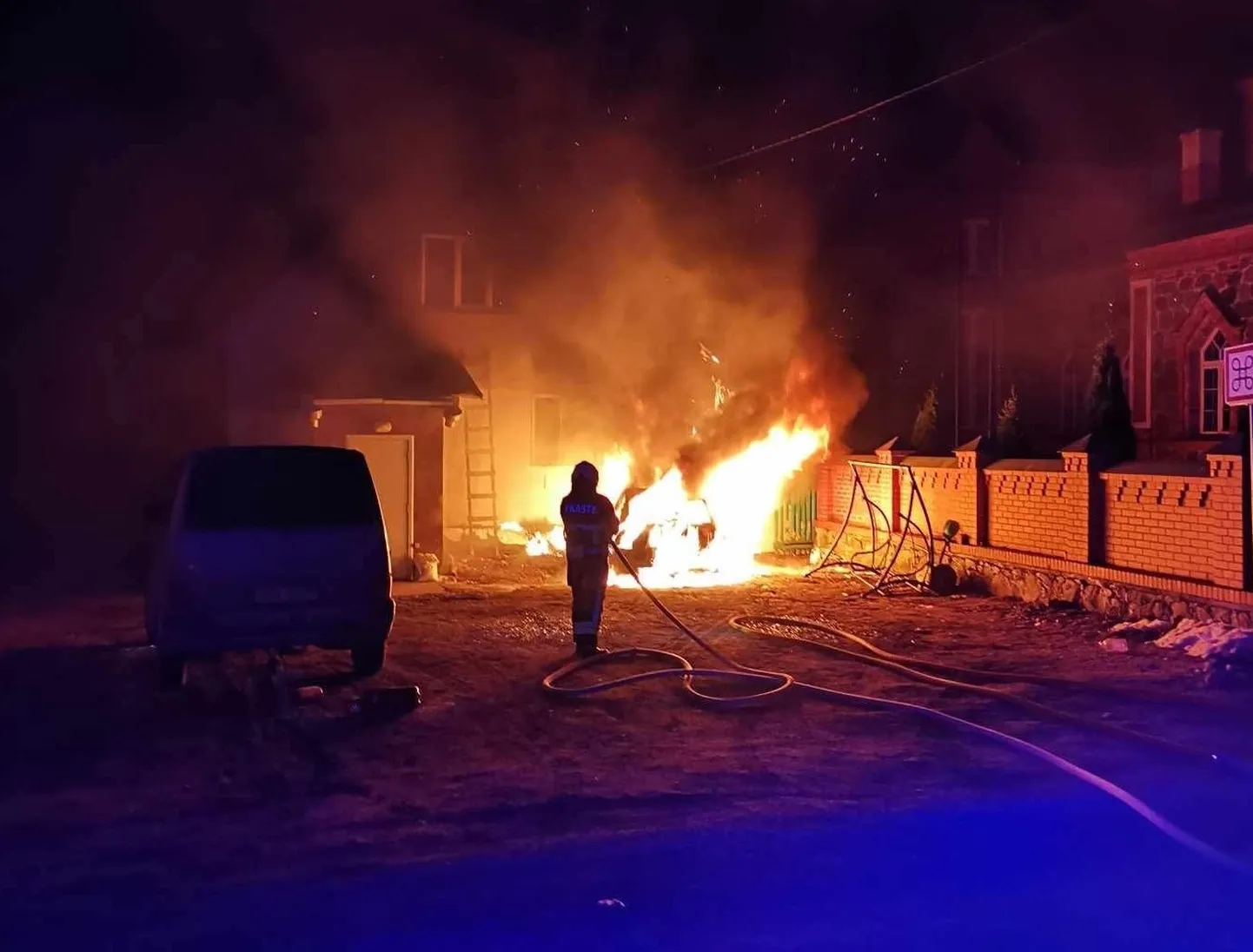 Lohusuus põles kiriku kõrval auto.