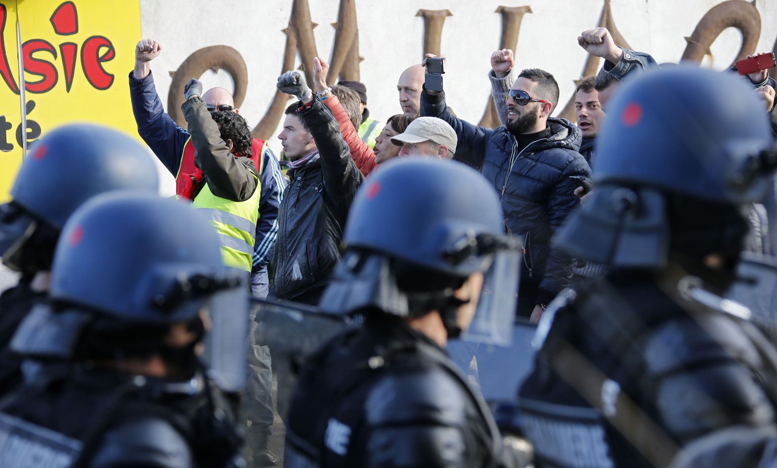 Korrakaitsjate ja meeleavaldajate vastasseis eile Fos-sur-Meri rafineerimistehase juures Lõuna-Prantsusmaal.
