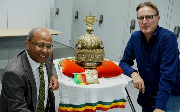 Sirak Asfaw (vasakul) ja Arthur Brand poseerimas koos Etioopia 18. sajandi religioosse krooniga