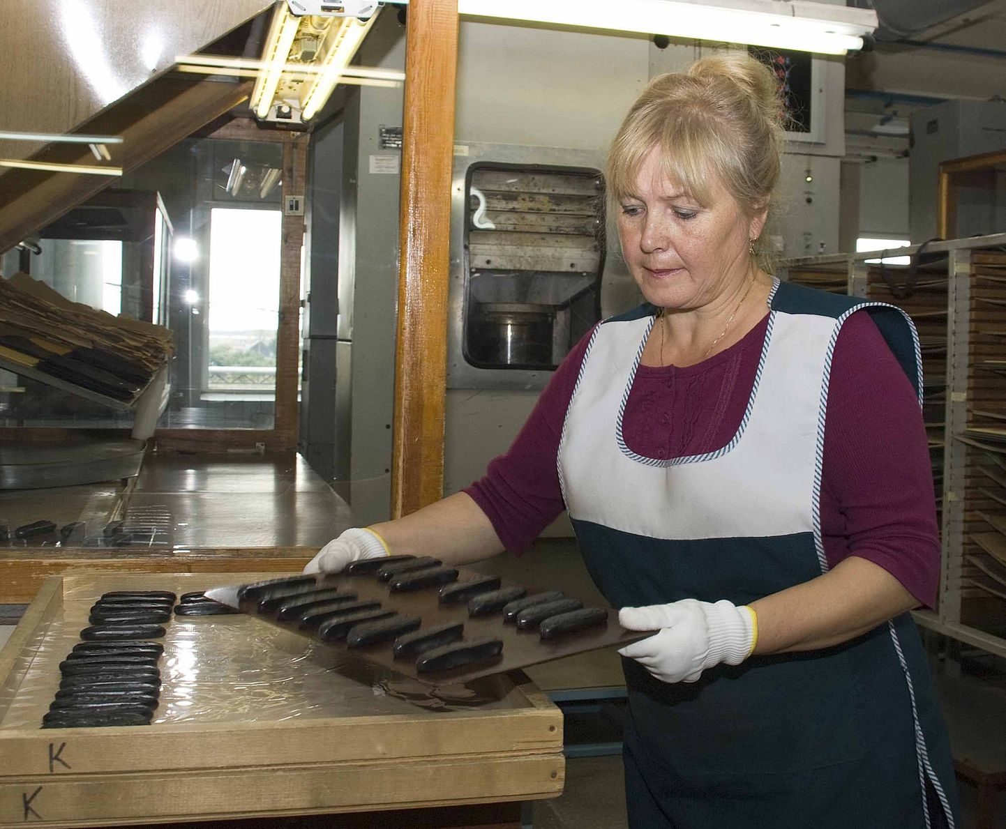 Татьяна Алексеева в цехе по производству резиновых накладок для оснований ракеток.