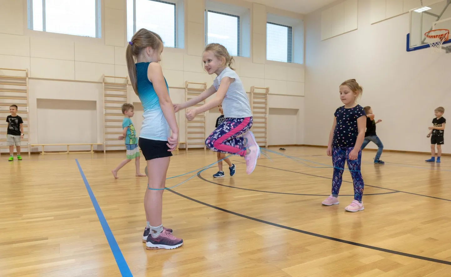 Paalalinna kooli esimese klassi õpilased said eile kehalise kasvatuse tunnis kummikeksu hüpata ja footbag’iga trikke teha.