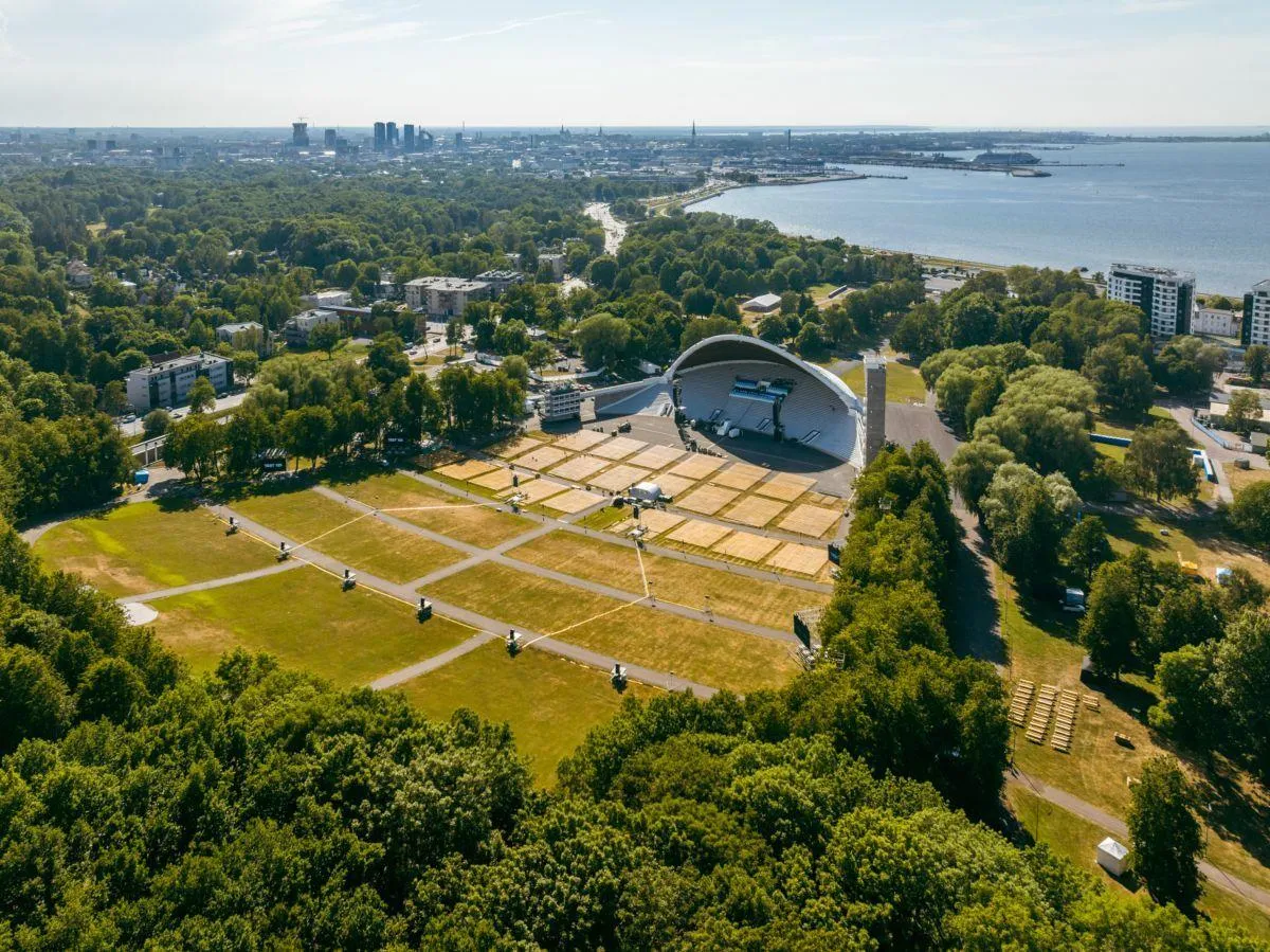 Nii Tallinna lauluväljakul kaare all kui ka künkal olemine sünnitab ülevaid tundeid.
