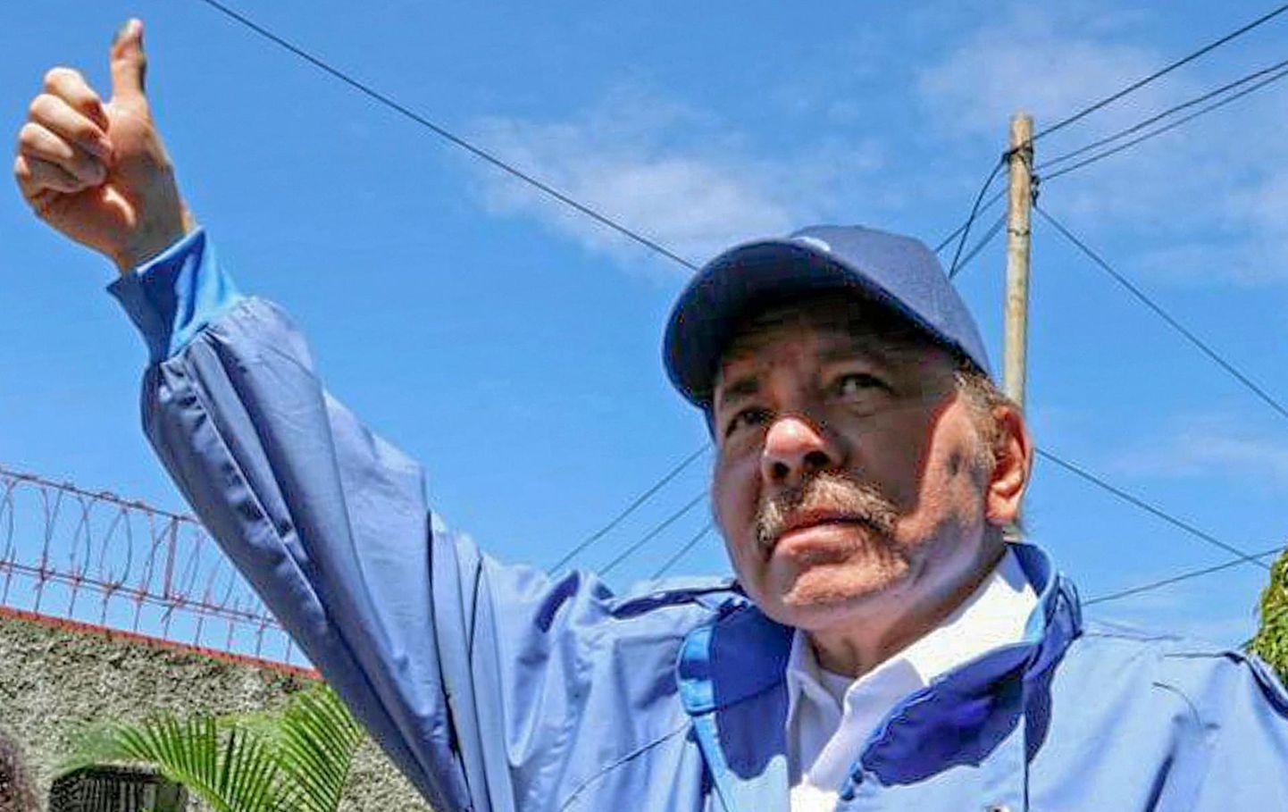 Nicaragua liider Daniel Ortega valimistel häält andmas. 