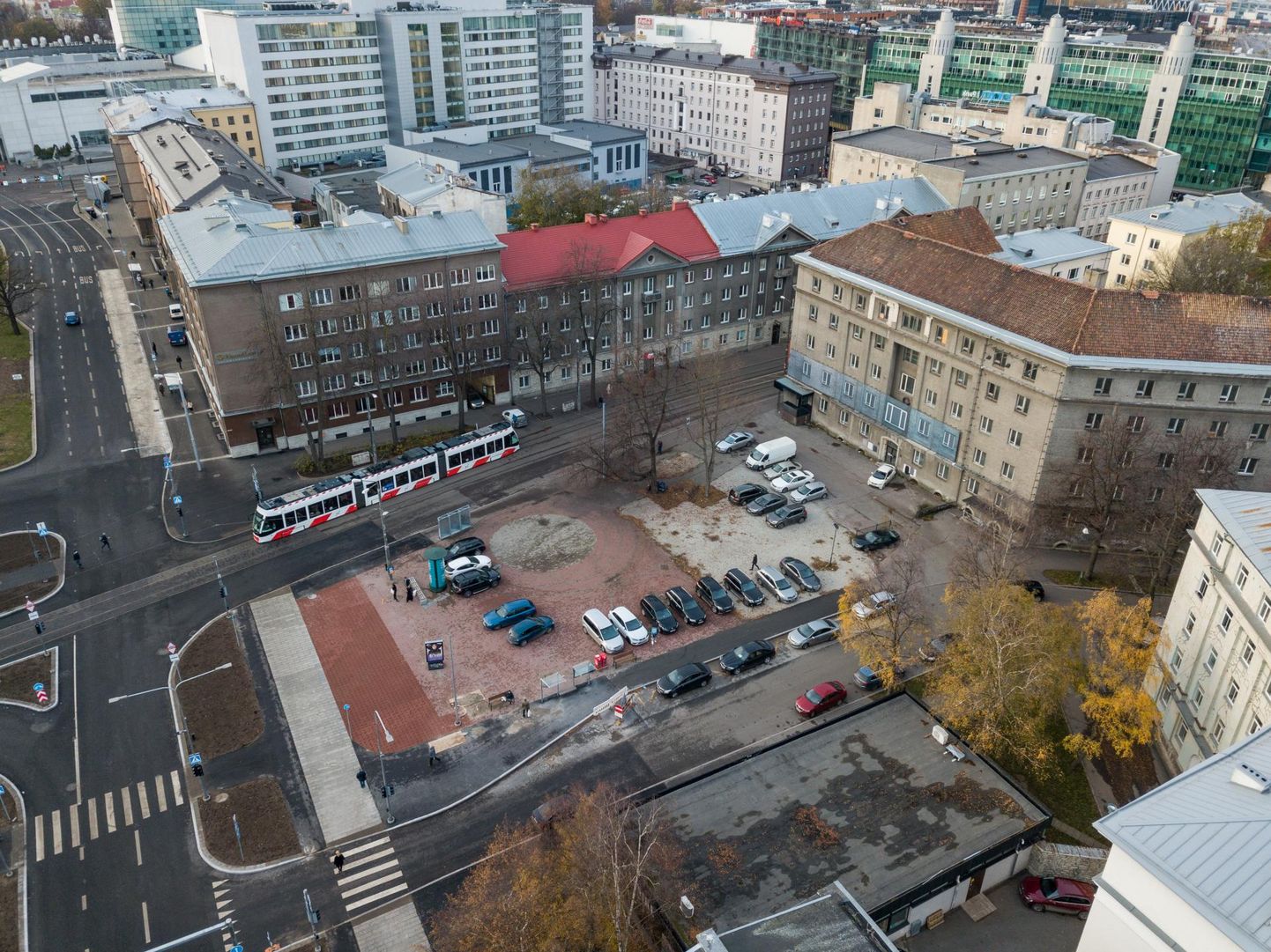 Vaade Kompassi väljakule. Endine Eesti Kunstiakadeemia ühiselamu (paremal) ehitatakse ümber luksuslikuks kortermajaks.