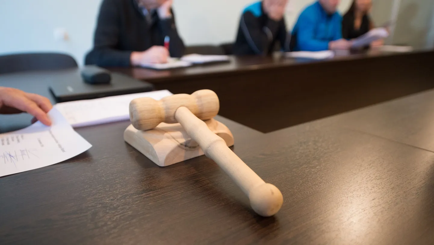 Kui soovitakse kohaliku kogukonna ja riigi liidrite selget eristamist, tuleb õiguskantsleri arvates kaaluda asjakohaseid kandideerimispiiranguid.