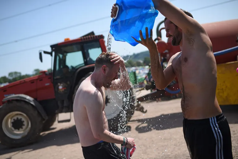 Festivali külastaja sõpra jahutamas.