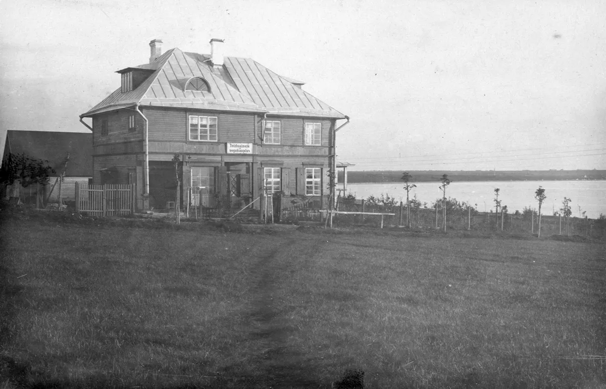 Merivälja üks vanimaid maju Võra tee ääres.