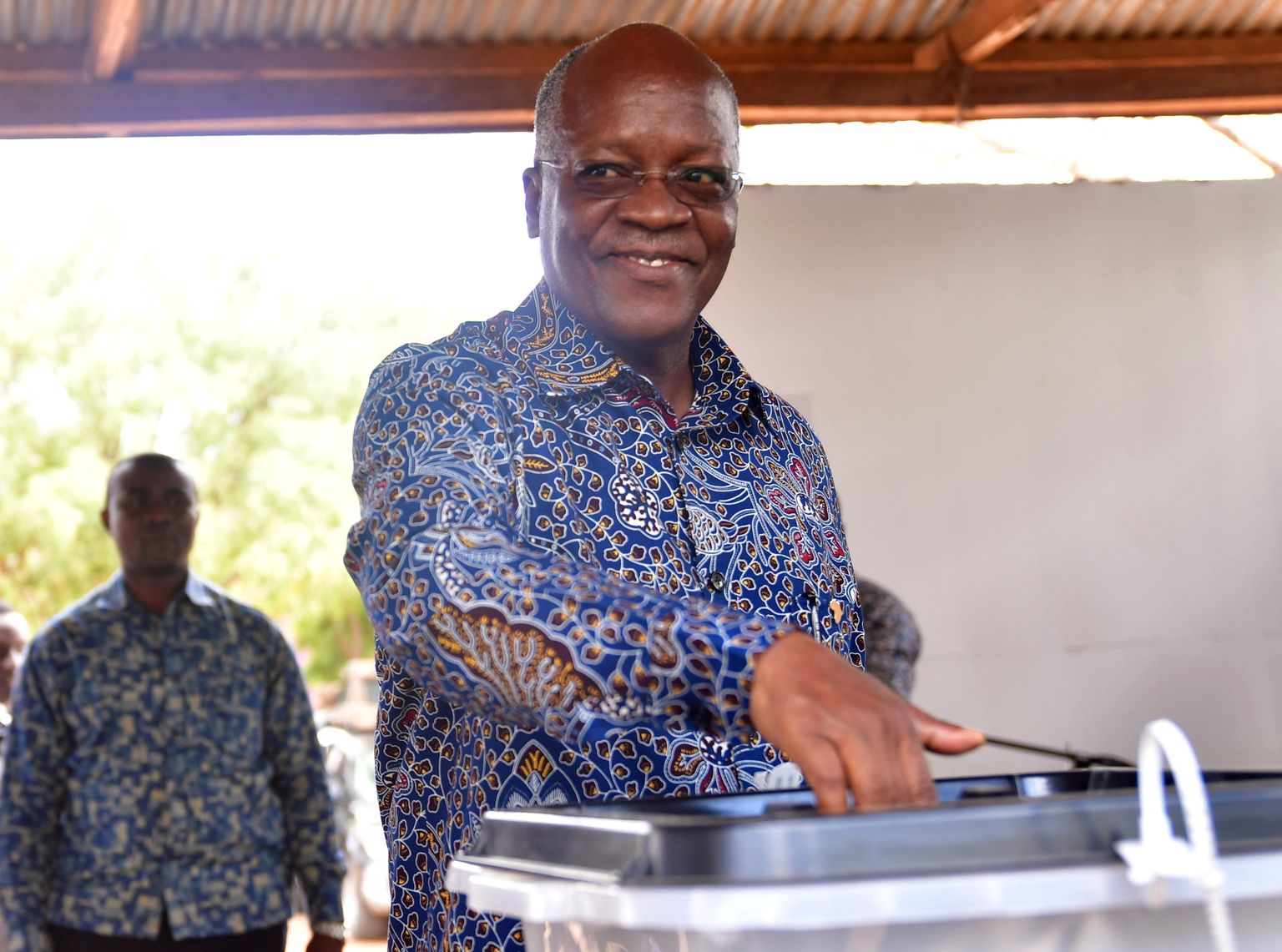 Tansaania president John Pombe Magufuli hääletamas.