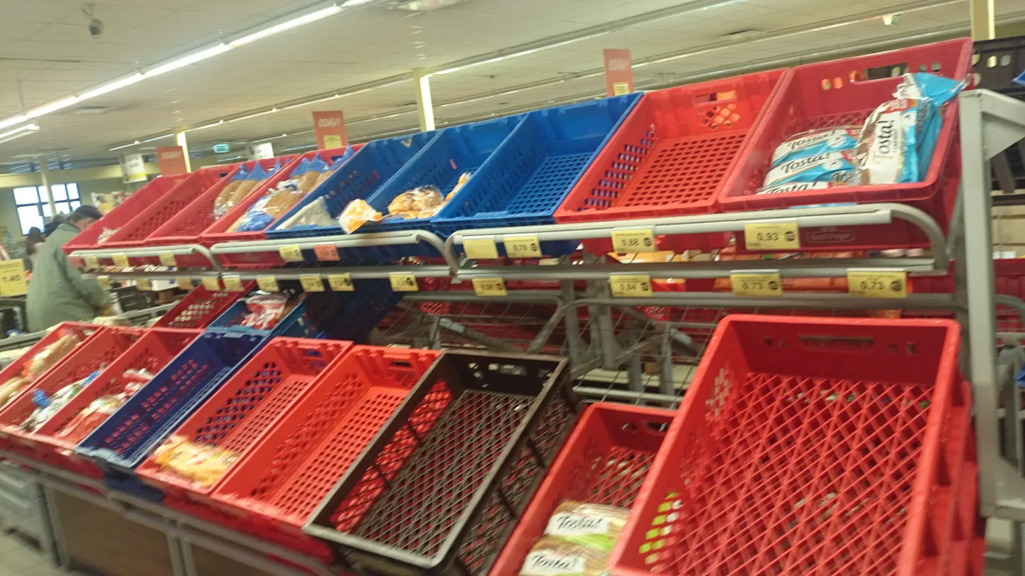 Tühjad leivariiulid Sõle Säästumarketis.