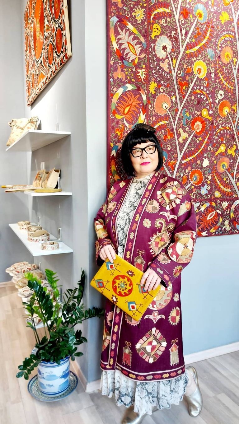 Марина в дорогом чапане от бренда Suzani за 1300 евро, выполненного в стилистике традиционной вышивки сузани.