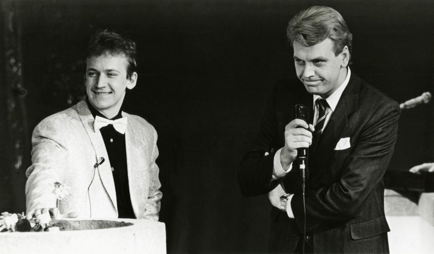 Urmas Ott osalemas aastal 1987 Vahur Kersna juhitud telesaates «Noortestuudio pärastlõuna». See on ainus foto, kus kaks nimekat telemeest on kahekesi koos.