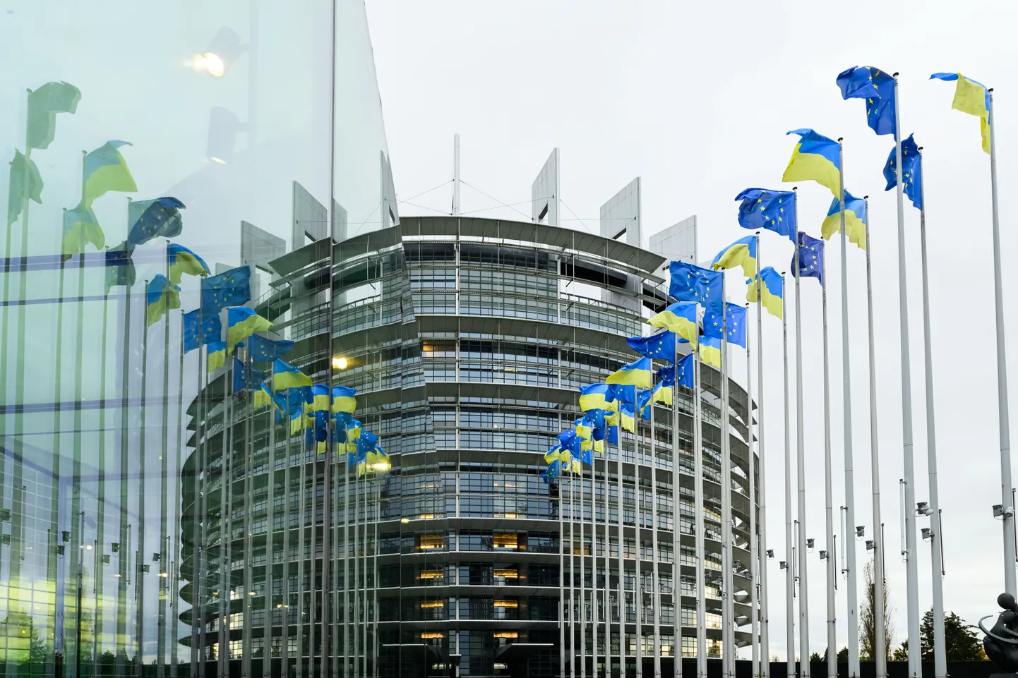 ELi ja Ukraina lipud europarlamendi hoone juures Strasbourgis Vene agressiooni 1000. päeva märkimisel eelmisel nädalal.