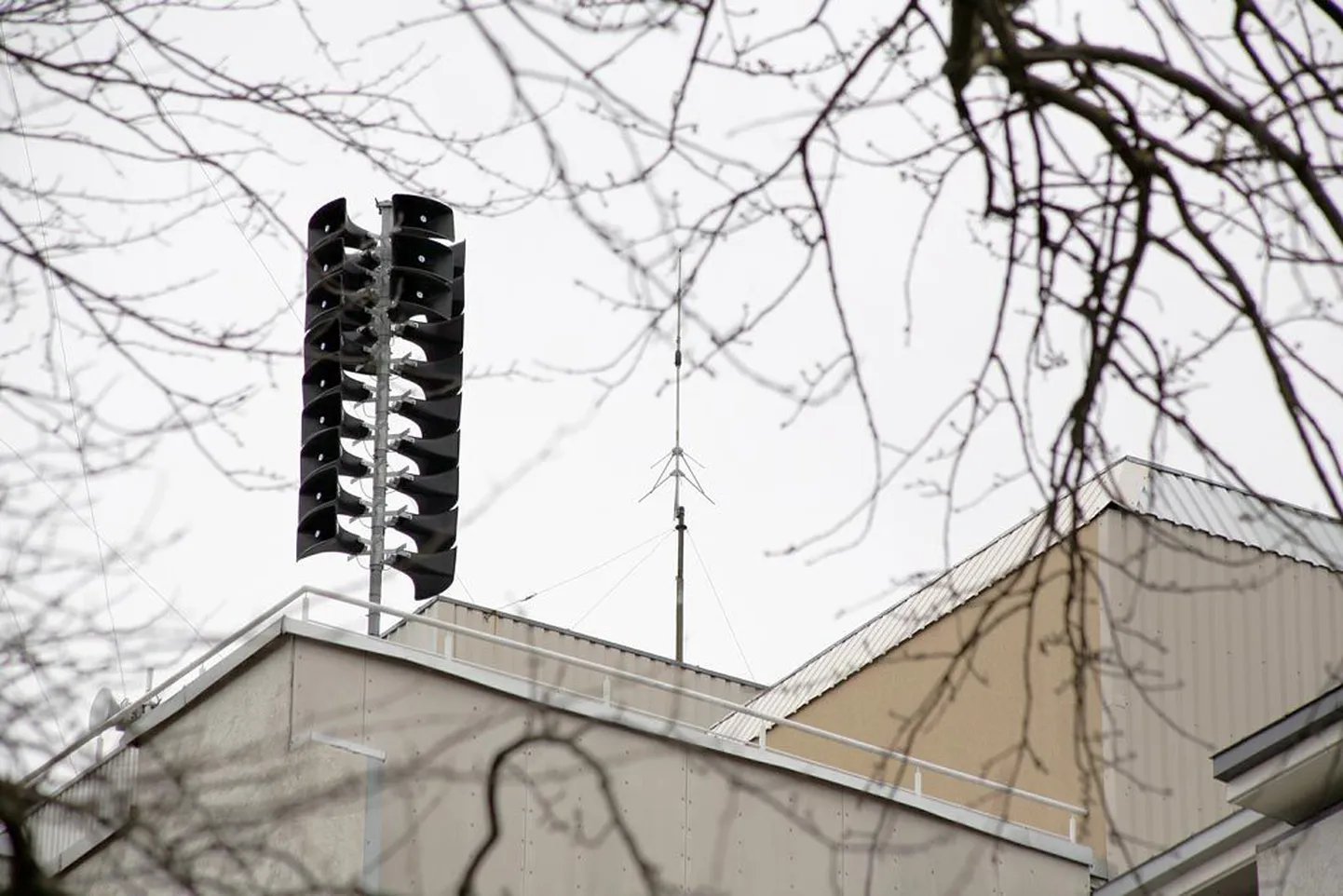 Alarmsüsteemi pasunad Estonia katusel.