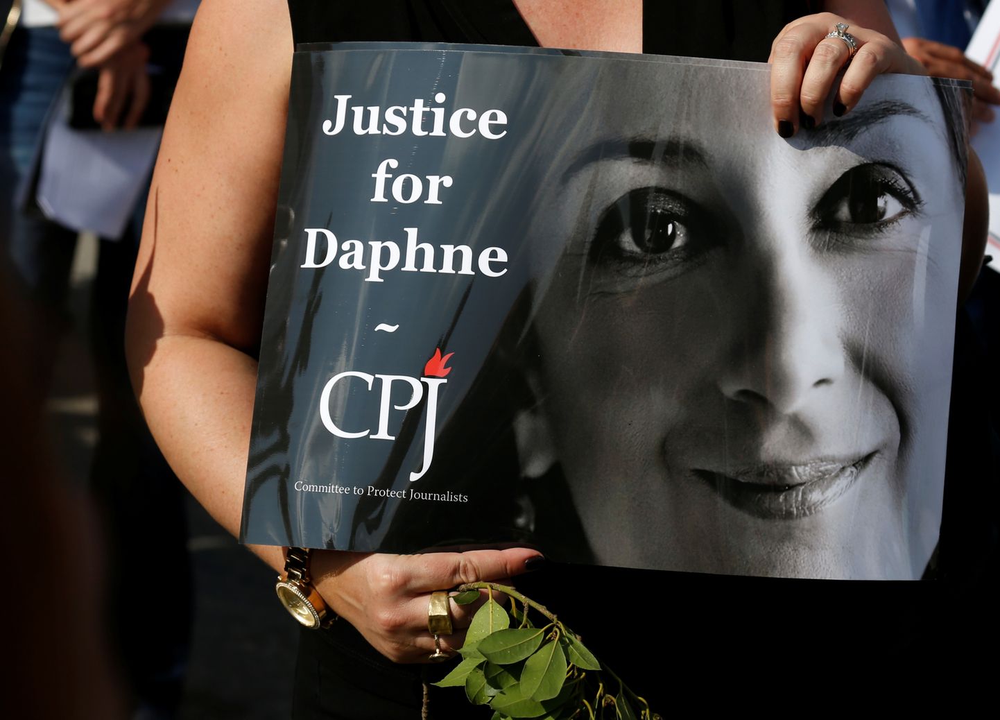 Malta meeleavaldaja 2018. aasta oktoobris kandmas vabaühenduse Ajakirjanike Kaitse Komitee (CPJ) poolt ettevalmistatud pilti aasta varem tapetud ajakirjanikust Daphne Caruana Galiziast.