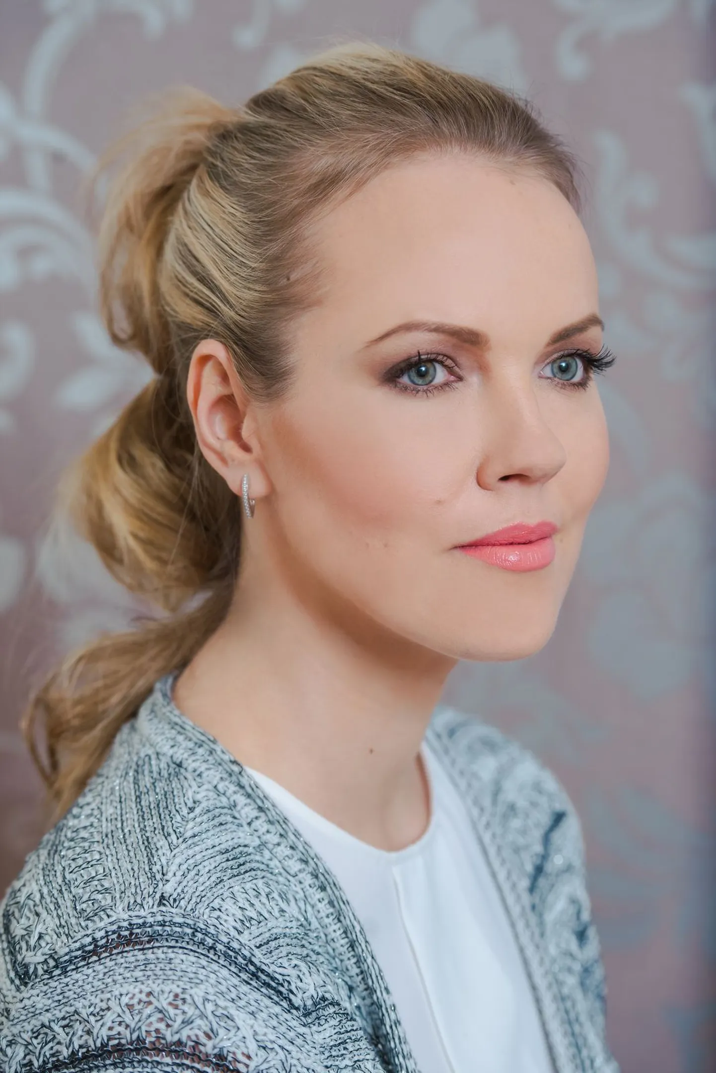 Soeng: Margit Merirand
Meik: Loore Härmat 
Foto: Jelena Rudi 
Modell: Kairi Sester