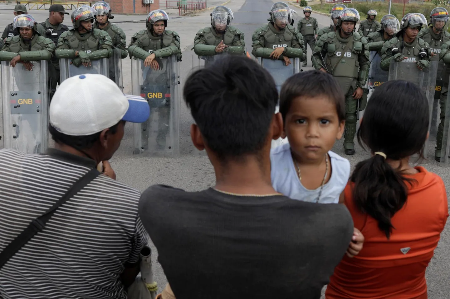 Venezuela rahvuskaartlased seisid eile riigipiiril vastamisi rahvahulgaga, kes püüdis nälgivast riigist lahkuda ning minna Brasiilia linna Pacaraimasse.