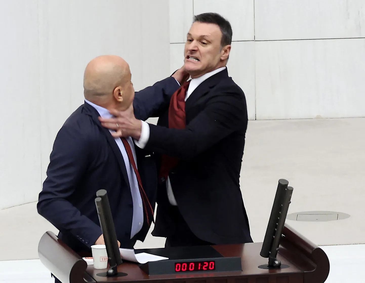 Türgit valitseva AKP ridadesse kuuluv endine jalgpallur Alpay Özalan (paremal) ründab täna kõnepuldis olnud opositsioonisaadikut Ahmet Şıki.