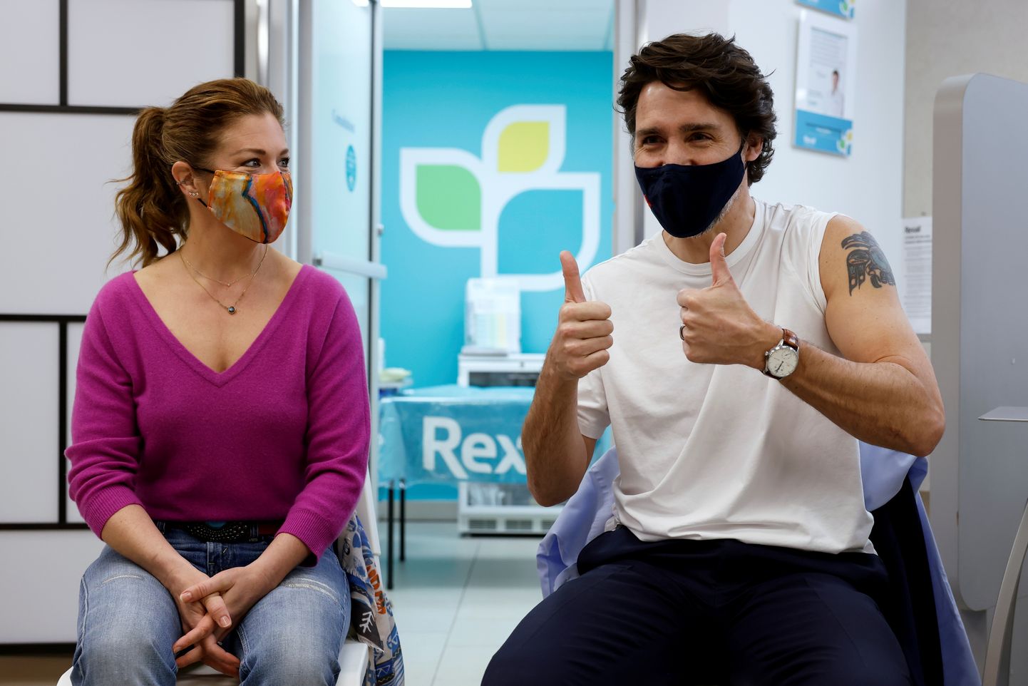 Kanada peaminister Justin Trudeau pärast vaktsineerimist koos abikaasaga.