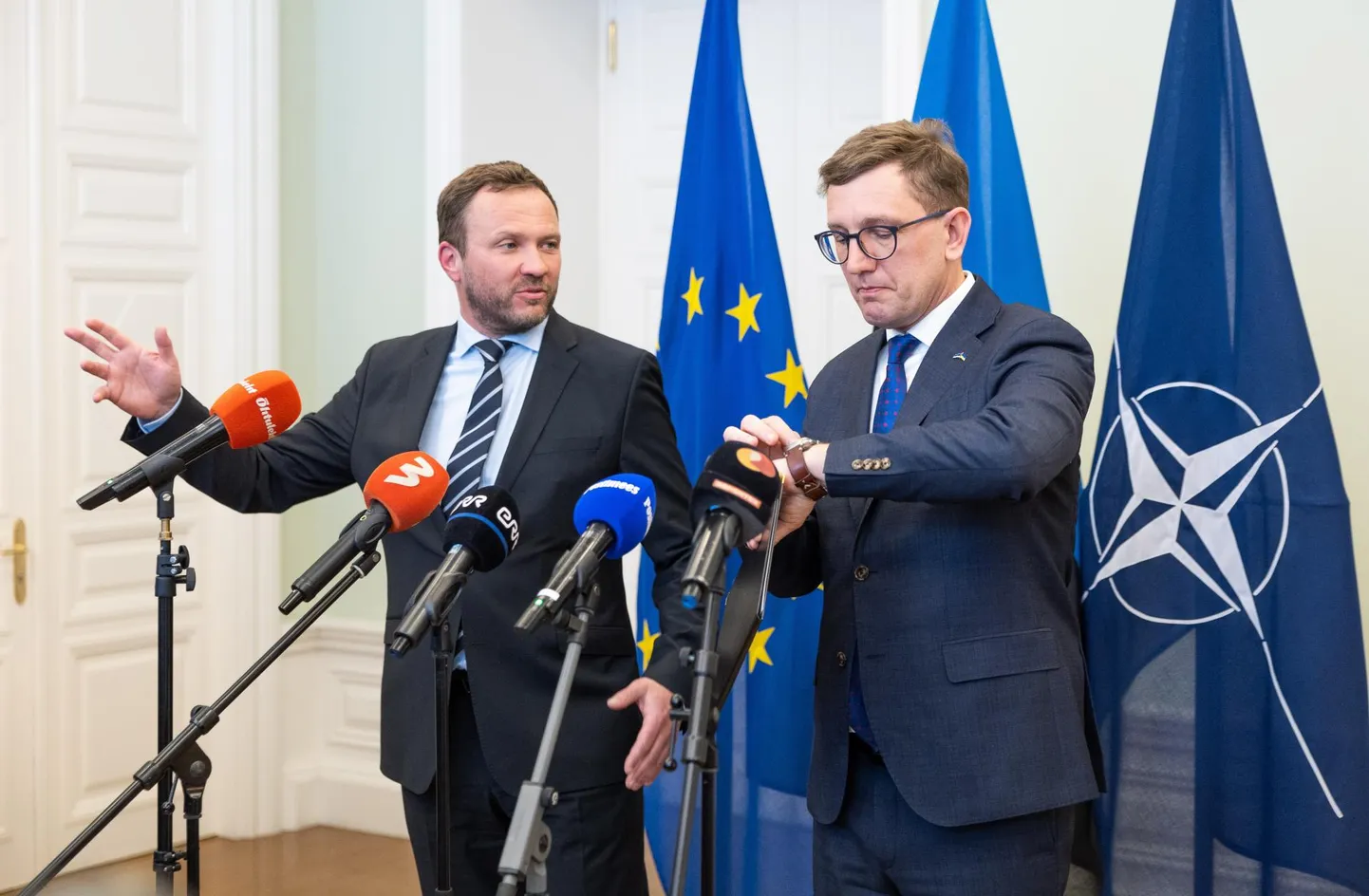 Reformierakond ja Eesti 200 plaanivad teha koalitsioonilepingu uues formaadis. Koalitsioonilepingu esimene osa peaks allkirjad saama kahe nädala pärast ja teine osa maikuus. Vasakul Margus Tsahkna, paremal Kristen Michal.