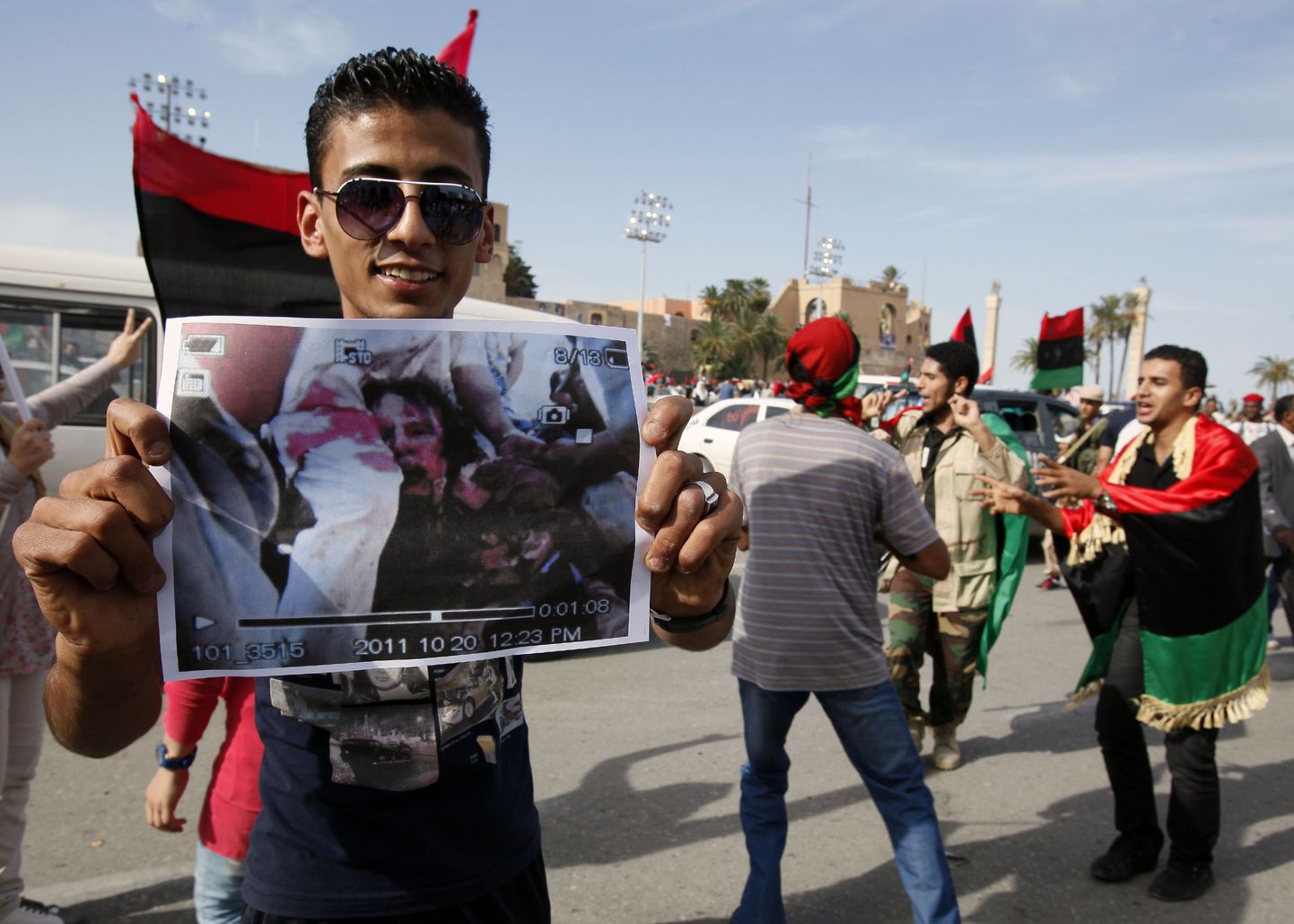 Многие жители Ливии вышли на улицы городов, чтобы выразить свою радость в связи с гибелью Каддафи.