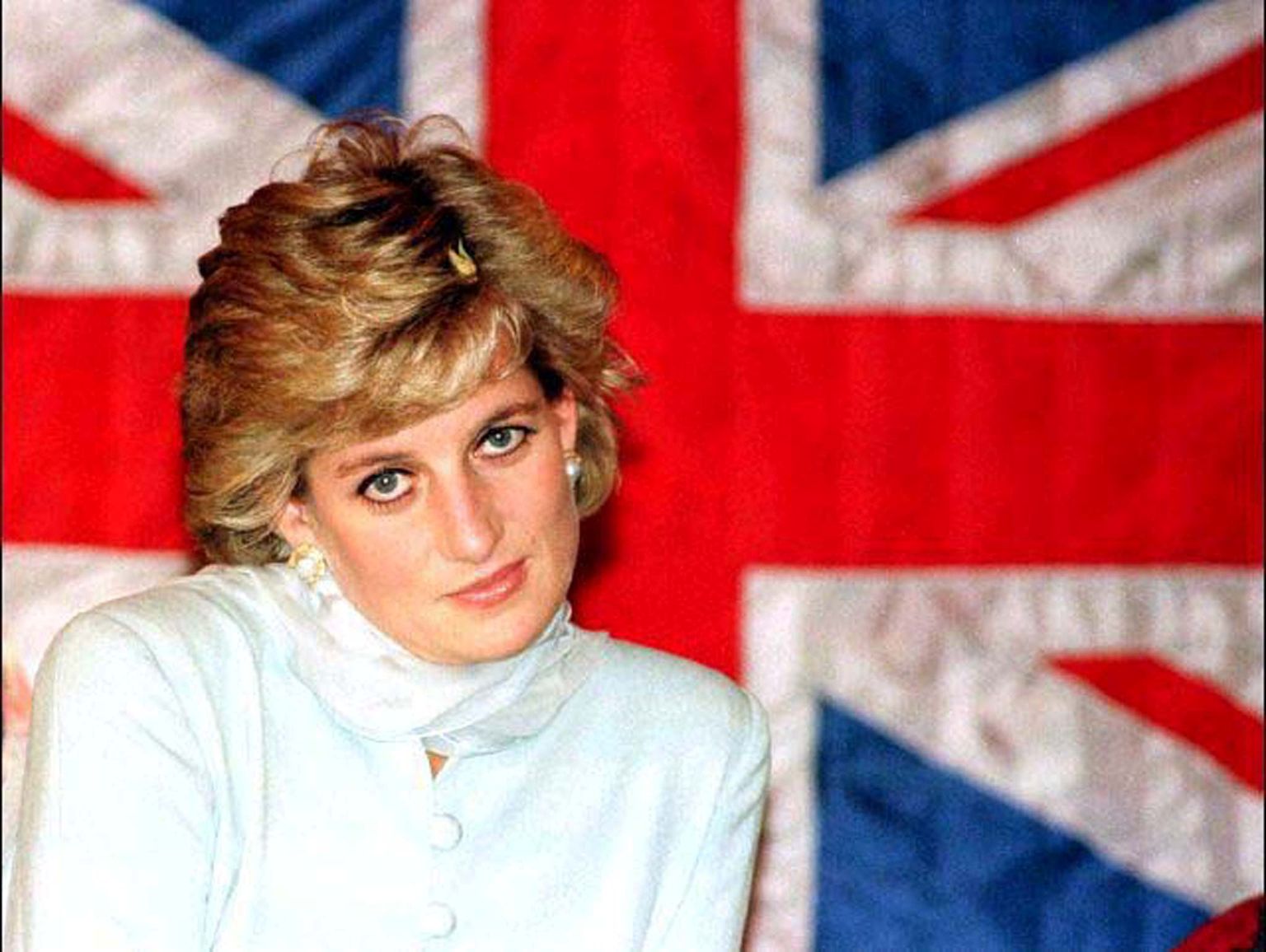 Printsess Diana istub vähihaigla külastuse ajal Suurbritannia lipu ees.