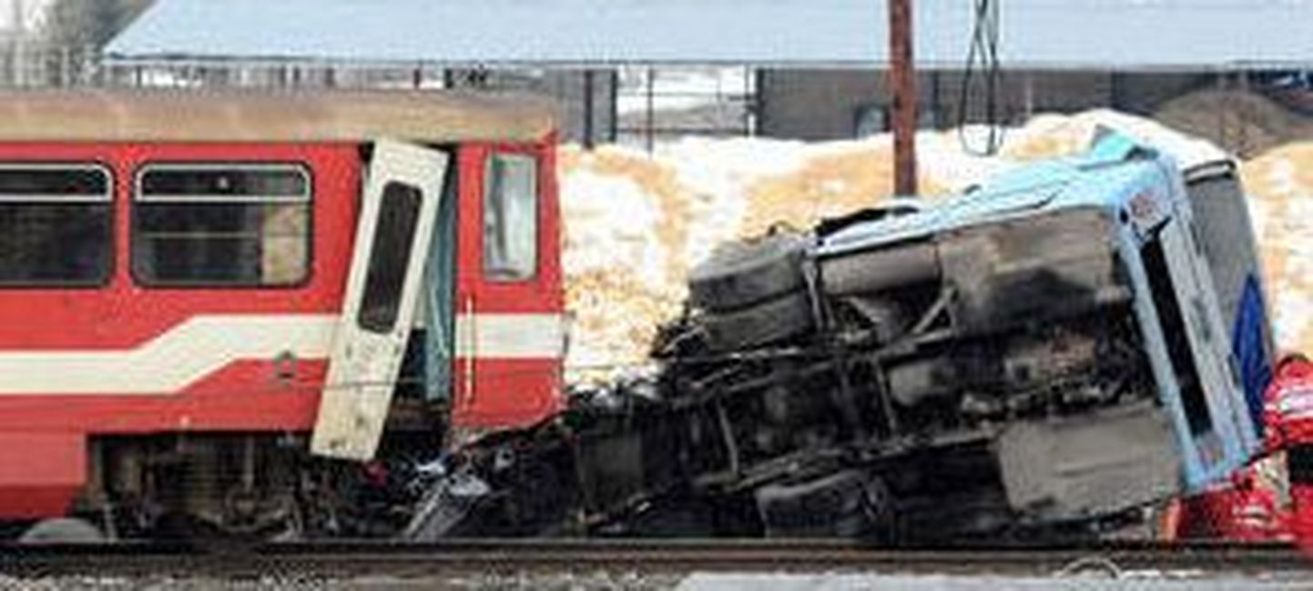 Türklane pääses rongi ja kaubaauto kokkupõrkest eluga